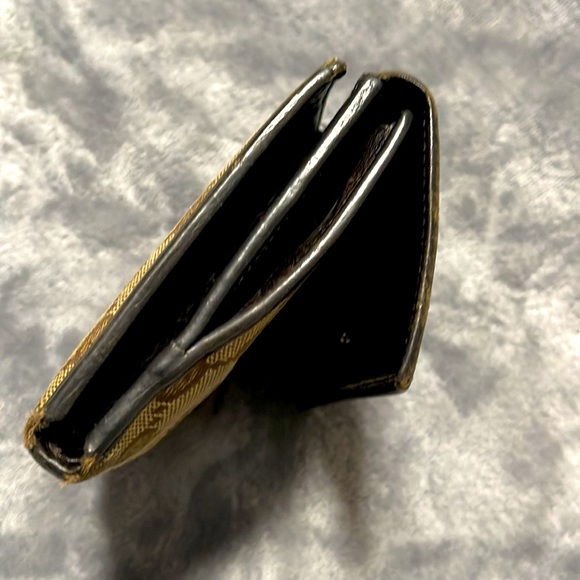 Authentic Gucci pushlock piston wallet. Preloved, fair condition. - Picture 6 of 6